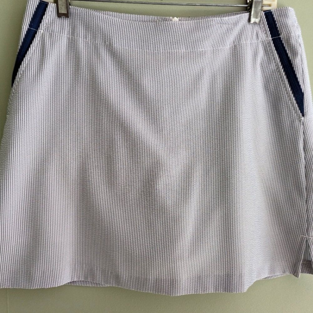 Lady Hagen blue searsucker golf skirt size 8.